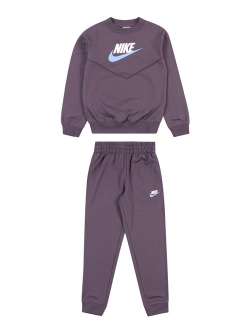 Se Nike Sportswear Joggingdragt  lyseblå / violetblå / hvid ved About You