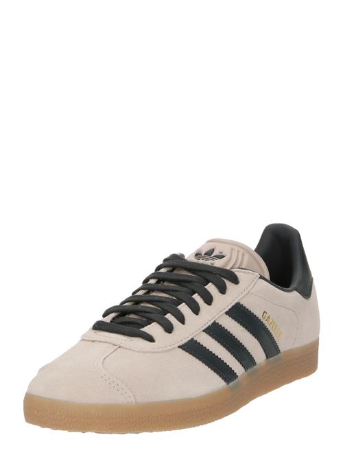 Se ADIDAS ORIGINALS Sneaker low 'Gazelle'  lysebrun / guld / sort ved About You