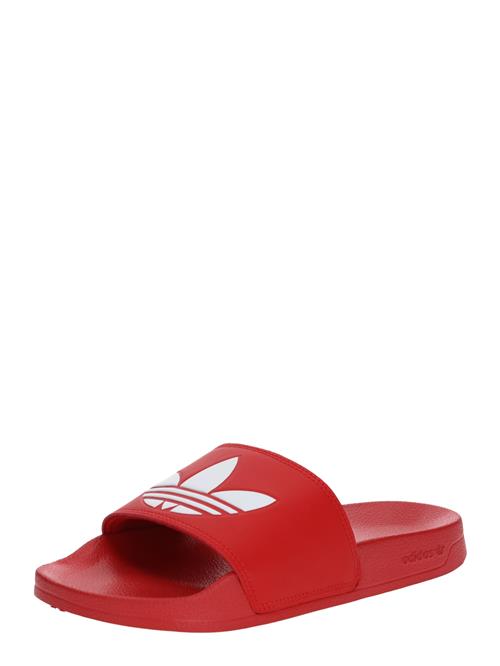 Se ADIDAS ORIGINALS Pantoletter 'Adilette Lite'  rød / hvid ved About You