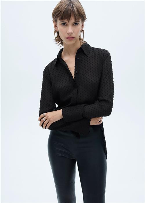 Se MANGO Plumeti Shirt With Hidden Buttons Kvinde Black Skjorter Plus Size Str L - hos Magasin ved Magasin