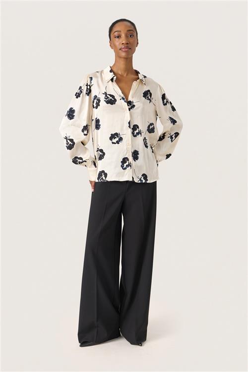 Se Soaked in Luxury Slerwina Paris Shirt LS Kvinde Black And White Flower Print Skjorter Classic Fit Str S - hos Magasin ved Magasin