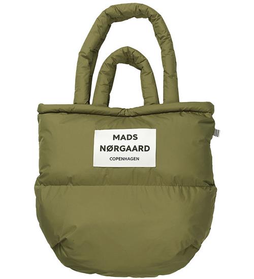 Se Mads Nørgaard Shopper - Recycle Pillow Bag - Martini Olive ved KidsWorld