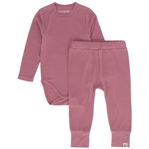 Se Gullkorn Design Vennen Baby Sæt Berry Purple | Lilla | 74 cm ved Babyshop