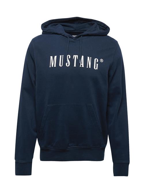 Se MUSTANG Sweatshirt 'Bronson'  mørkeblå / hvid ved About You