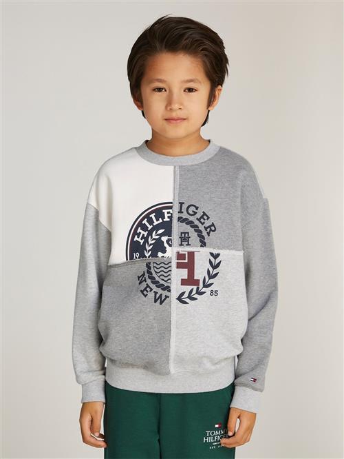 Tommy Hilfiger Monotype Spliced Printed CN Str 8 - Grey Heather Mix Sweatshirts hos Magasin