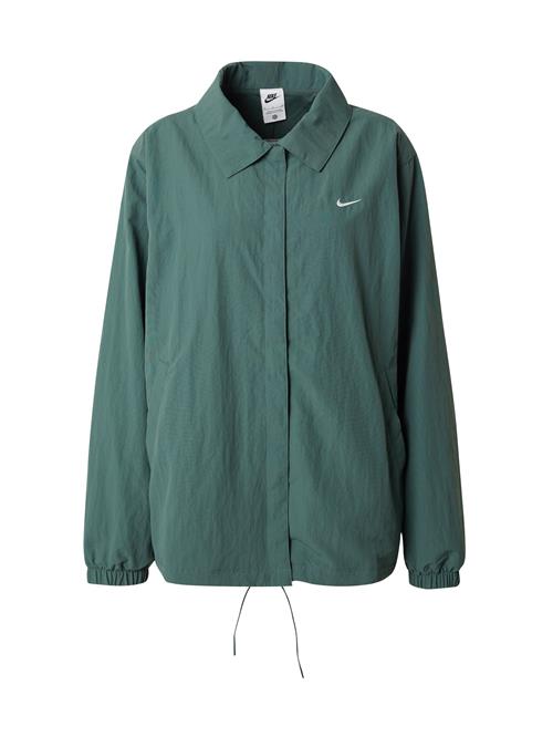 Nike Sportswear Overgangsjakke 'Essential'  smaragd / hvid