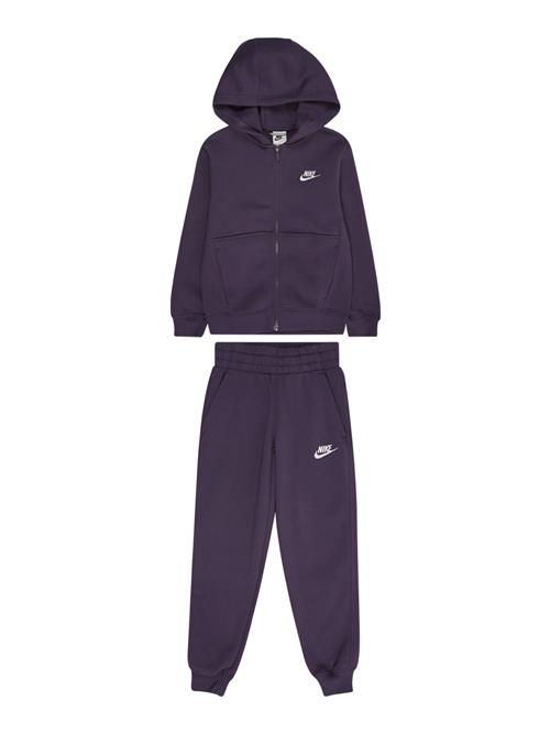 Se Nike Sportswear Joggingdragt 'Club Fleece'  brombær / hvid ved About You