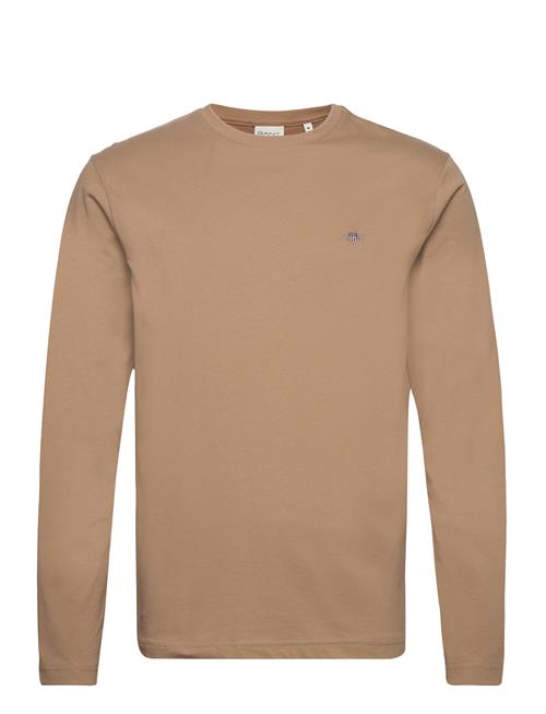 Se GANT Reg Shield Ls T-Shirt GANT Beige ved Booztlet