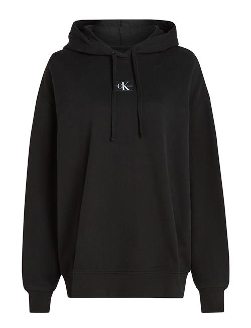 Se Calvin Klein Jeans Woven Label Over D Hoodie Calvin Klein Jeans Black ved Booztlet