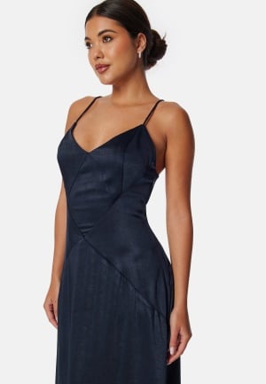 Se Bubbleroom Occasion Satin Strap Gown Dark blue 46 ved Bubbleroom