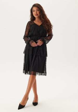 Se Happy Holly Tiered Puff Sleeve Lace Midi Dress Black 52/54 ved Bubbleroom