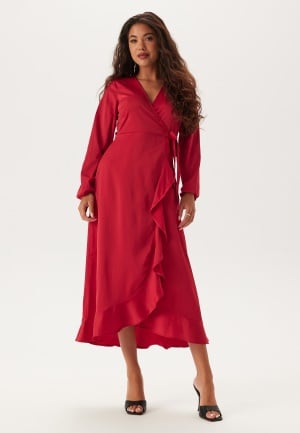 Se Happy Holly Wrap L/S Satin Maxi Dress Dark red 52/54 ved Bubbleroom