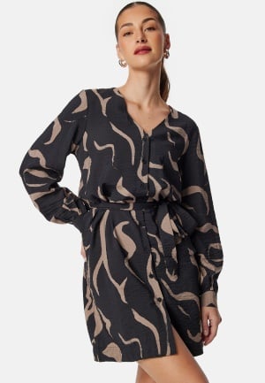 Se Object Collectors Item Objjacira L/S V-NECK SHORT DRESS Black/AOP Desert Taupe 40 ved Bubbleroom