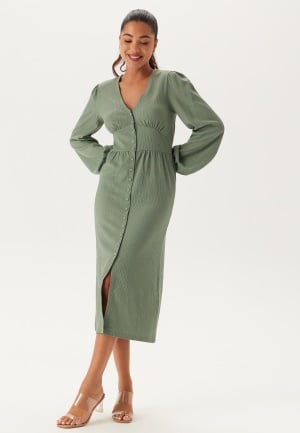 Se BUBBLEROOM Structure Button Midi Dress Dusty green XL ved Bubbleroom