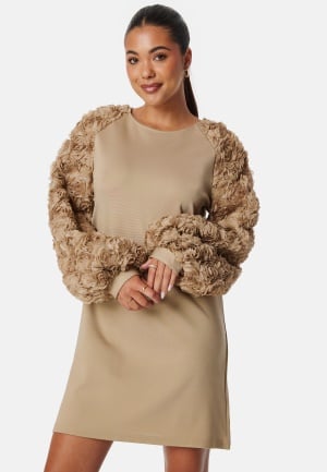 Se Ida Sjöstedt Celeste Dress Beige 42 ved Bubbleroom