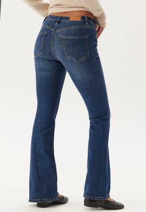 Se VERO MODA Vmflash Mr Flared Jeans Li3110 Dark Blue Denim L/32 ved Bubbleroom