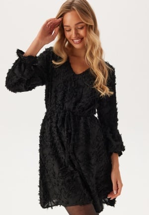 Se ONLY Onlcammie L/S V-NECK FRILL DRE Black L ved Bubbleroom