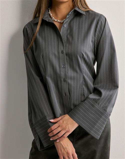 Se Neo Noir - - Rosa Pinstripe Shirt ved Nelly