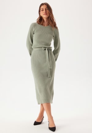 Se BUBBLEROOM Round Neck Rib Knitted Midi Dress  Dusty green M ved Bubbleroom