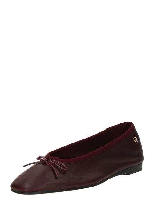 Se TOMMY HILFIGER Ballerinasko  bordeaux ved About You