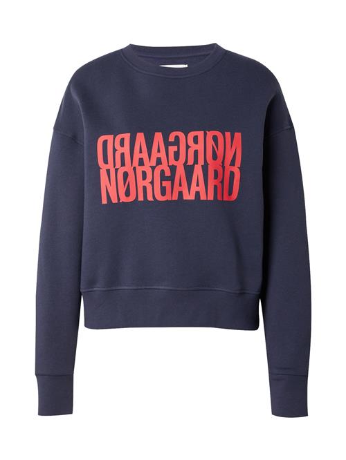 Se MADS NORGAARD COPENHAGEN Sweatshirt 'Tilvina'  mørkeblå / lys rød ved About You