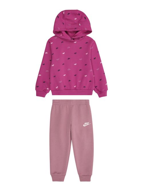 Se Nike Sportswear Joggingdragt  magenta / gammelrosa / sort / hvid ved About You