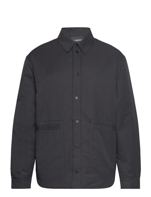 Se HAN Kjøbenhavn Over D Padded Overshirt HAN Kjøbenhavn Black ved Booztlet