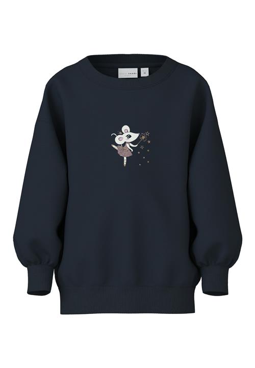 Se NAME IT Sweatshirt 'NMFVALONA'  mørkeblå / guld / lilla / hvid ved About You