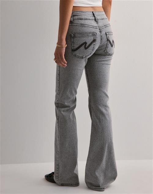 Se Nelly - Grå - Low Waist Bootcut Stitch Jeans ved Nelly