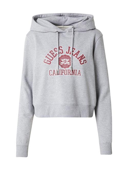 Se GUESS JEANS Sweatshirt  grå / rød / hvid ved About You