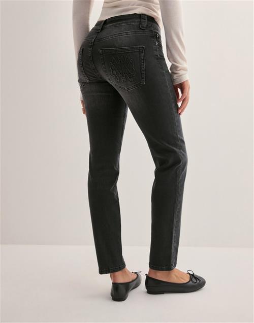 Se Nelly - Sort - Low Waist Slim Jeans ved Nelly