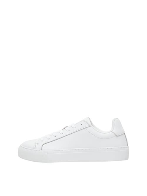 Se SELECTED FEMME Sneaker low 'Eva'  hvid ved About You