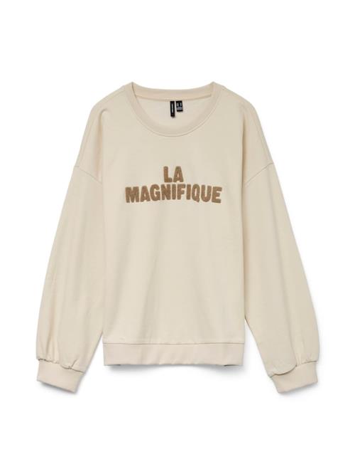 Se VERO MODA Sweatshirt 'VMCLORA'  ecru / lysebrun ved About You