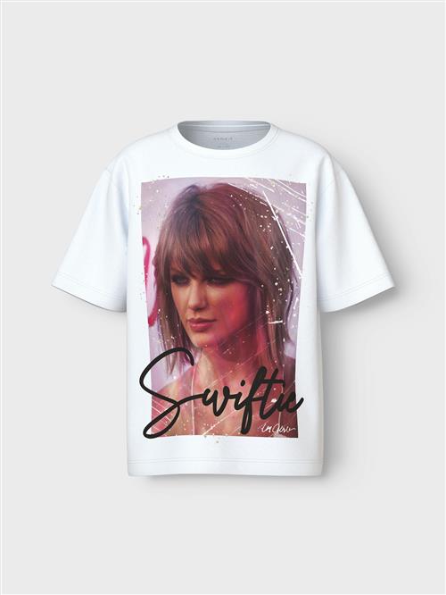 Se NAME IT Bluser & t-shirts 'NFKDUSAN TSWIFT'  brun / lilla / sort / hvid ved About You