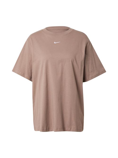 Se Nike Sportswear Shirts 'ESSENTIALS'  brokade ved About You