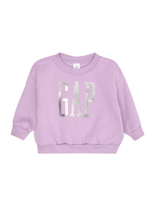 Se GAP Sweatshirt  lavendel / sølv ved About You