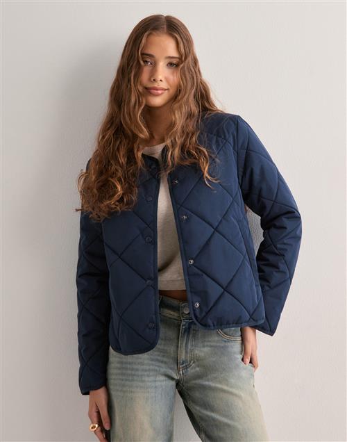 Se Nelly - Blå - Quilted Spring Jacket ved Nelly