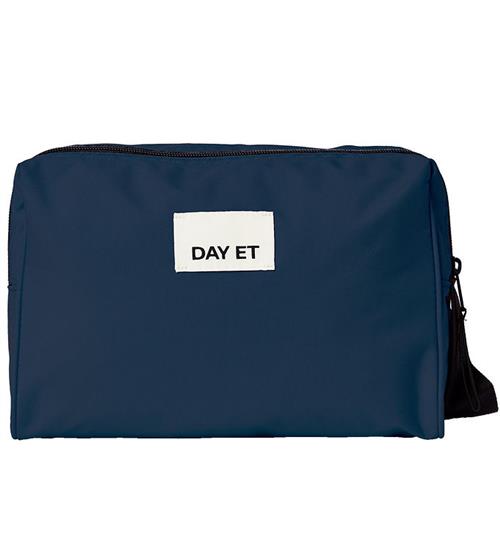 Se DAY ET Toilettaske - Gweneth RE-S Washbag L - Navy Blazer ved KidsWorld