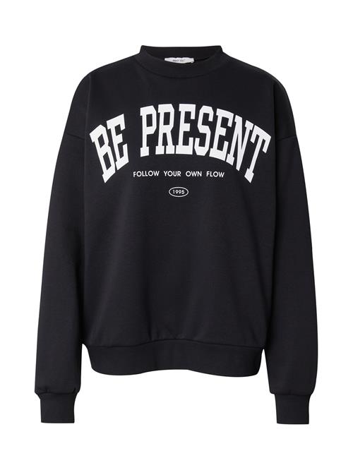 Se ABOUT YOU Sweatshirt 'Tabea'  mørkeblå ved About You