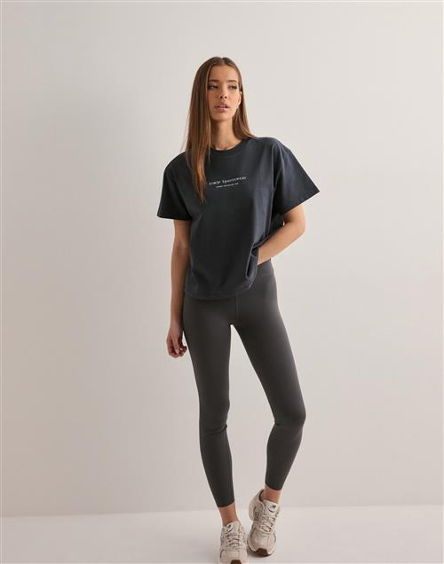 Aim'n - Grå - Serif Boxy T-Shirt