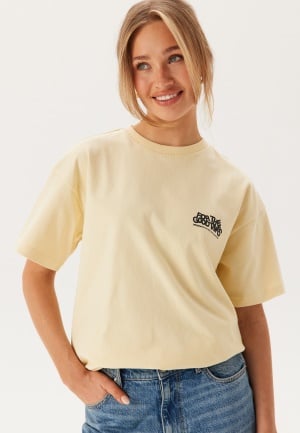 Se Dr. Denim Trooper Tee Light Yellow Flower Times      L ved Bubbleroom