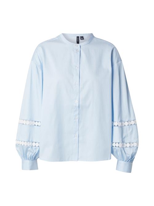 Se VERO MODA Bluse 'VMJANNI'  lyseblå / hvid ved About You