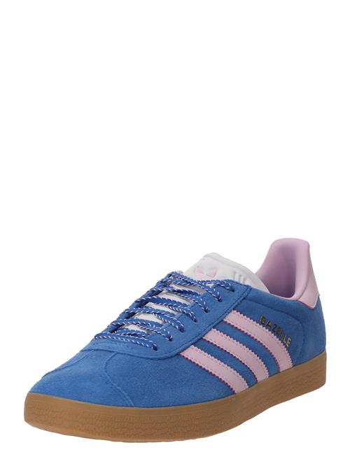 Se ADIDAS ORIGINALS Sneaker low 'GAZELLE'  royalblå / guld / blomme / offwhite ved About You