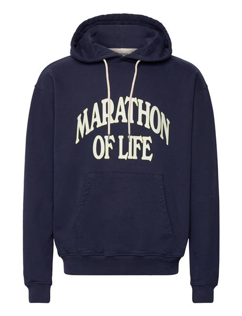 Se Marathon Regular Navy Hoodie Pompeii Navy ved Booztlet