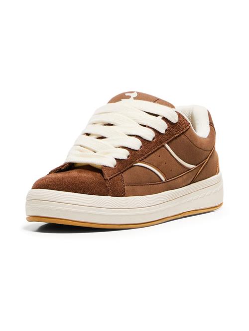 Se Bershka Sneaker low  brun / hvid ved About You