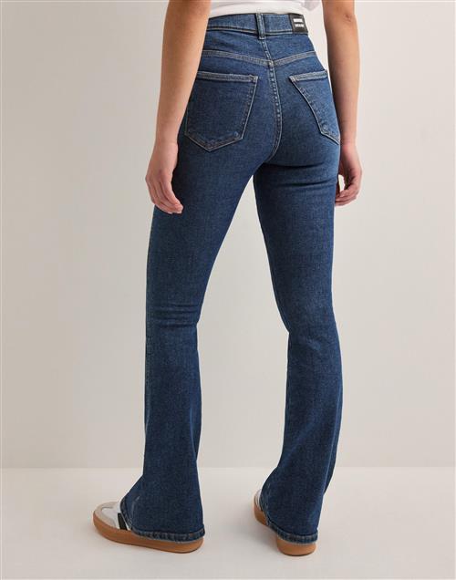 Se Dr Denim - Blå - Moxy Flare ved Nelly