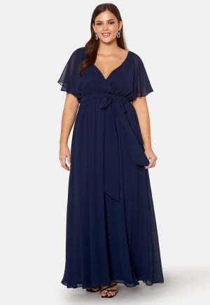 Se Goddiva Curve Flutter Sleeve Chiffon Maxi Curve Dress Navy 44 (UK16) ved Bubbleroom