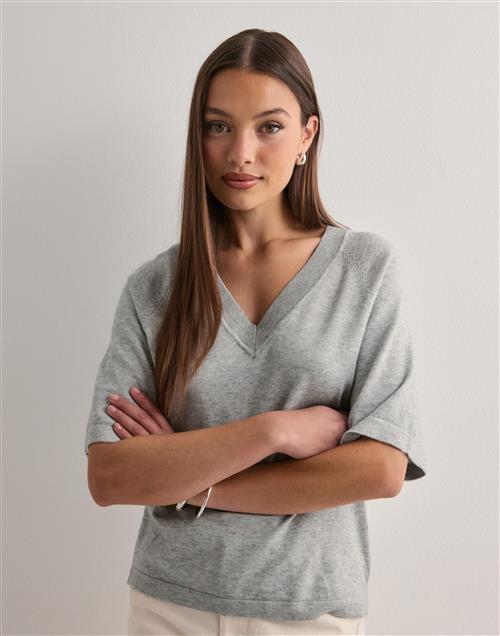 Mercer Amsterdam - Grå - Objthess 2/4 Lo V-Neck Knit Top Noo