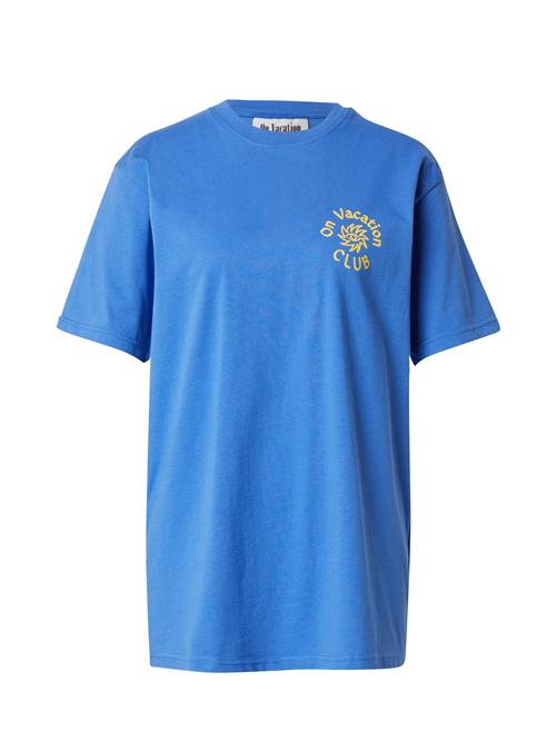 Se On Vacation Club Shirts  royalblå / honning ved About You