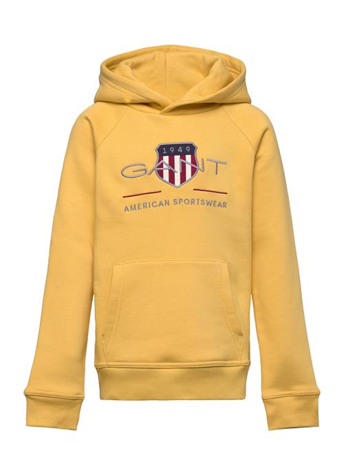 Se Archive Shield Hoodie GANT Yellow ved Booztlet